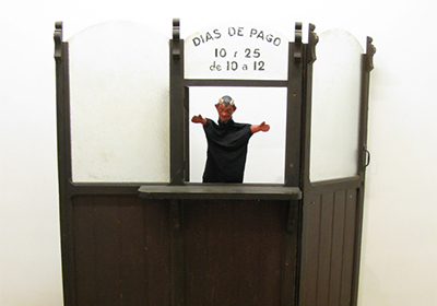 El Balanç o els estavis de la caixa, 1986 (Joan Brossa)
Cash desk and 5 dolls
192 x 155 x 175 cm.