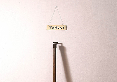 Tancat, 1986
Unique object. Sign and stick to close a blind.
167 x 20 x 32 cm.